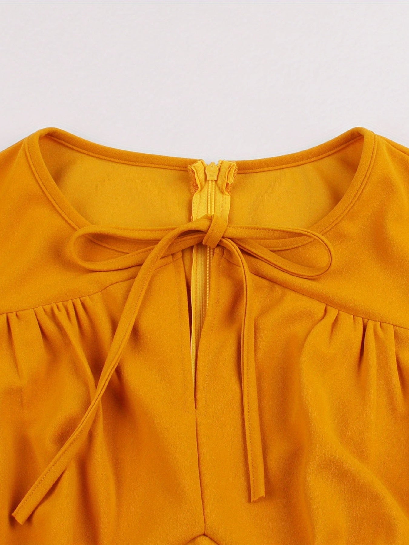 Women's Plus Size Retro Dress with Keyhole Detail and Ruched Waist for a Flattering and Stylish Look