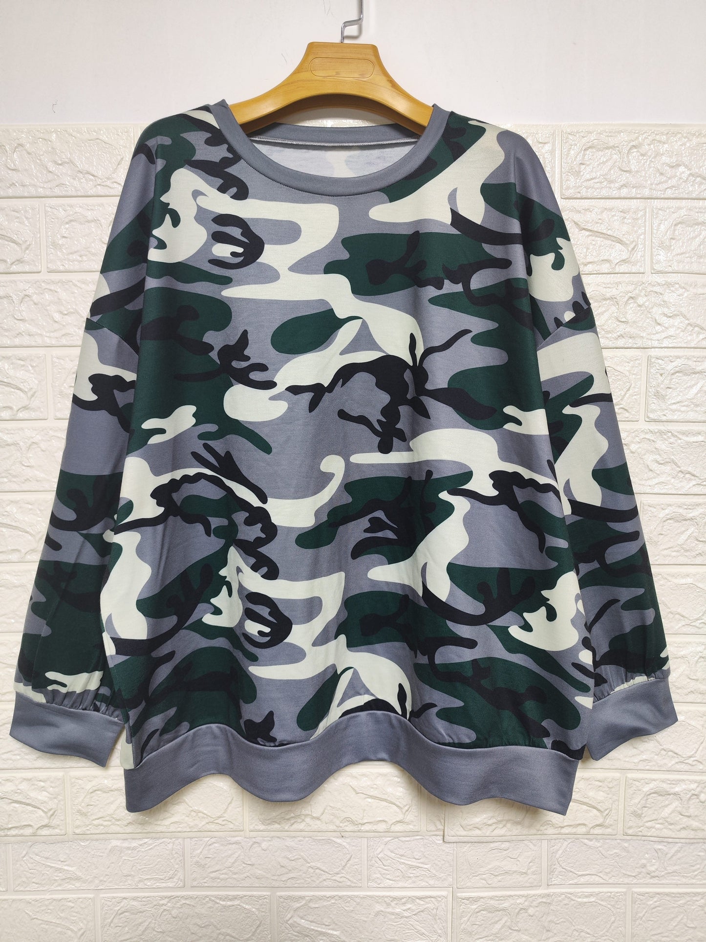 Sixsr Plus Size Casual Sweatshirt, Women's Plus Camo Print Long Sleeve Round Neck Slight Stretch Pullover Top