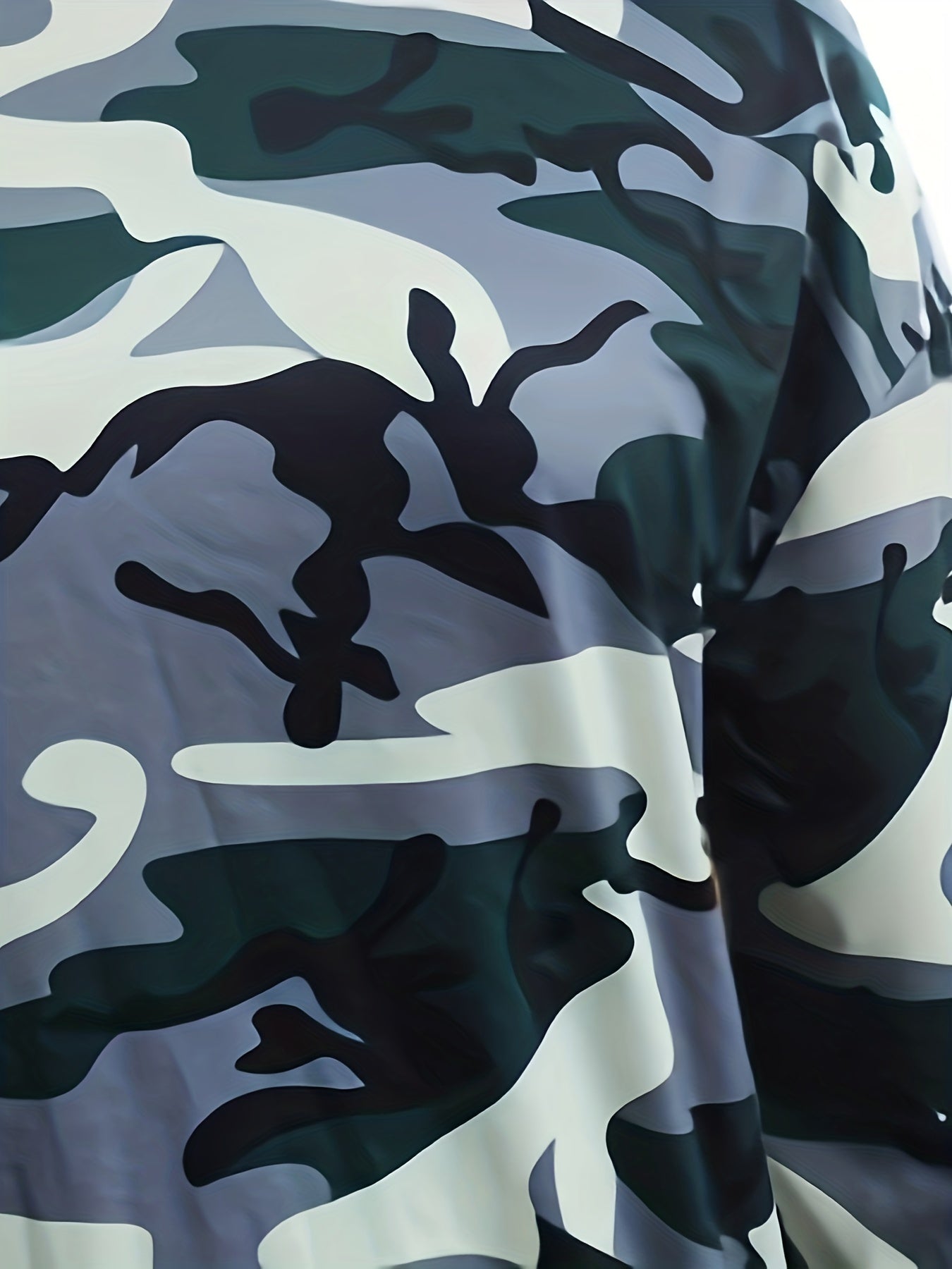 Sixsr Plus Size Casual Sweatshirt, Women's Plus Camo Print Long Sleeve Round Neck Slight Stretch Pullover Top