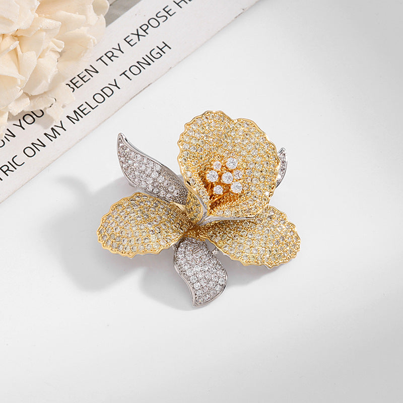 2025 Luxury atmospheric zircon inlaid high-end lily fashion corsage women's three-dimensional flower temperament autumn and winter coat brooch