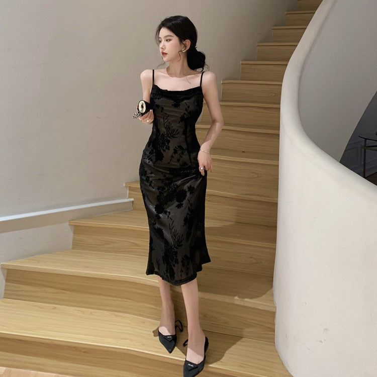 2025 2025 summer retro black lace dress women's high-end temperament v-neck suspender long dress fishtail dress