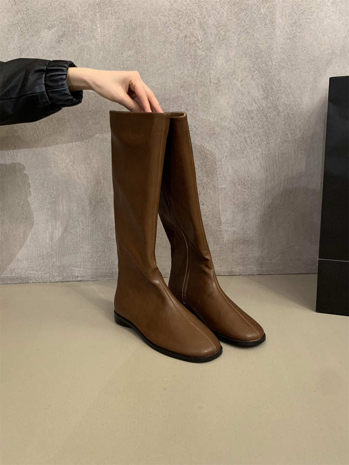 2025 Korean version of versatile flat bottom round head high boots women's knee single boots Maillard white thin long knight boots