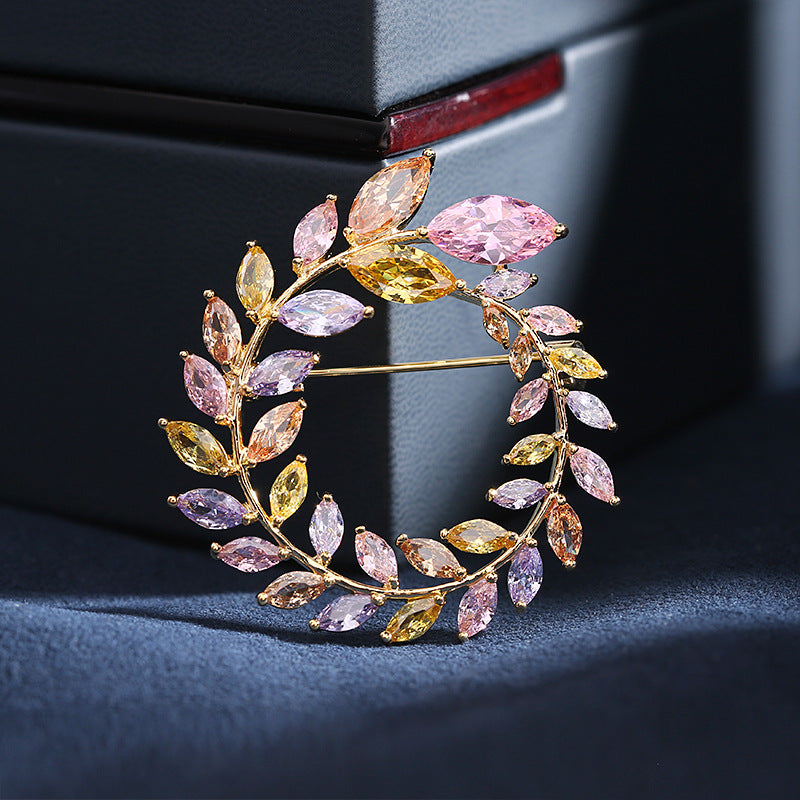 2025 New pin buckle light luxury high sense super flash zircon inlaid leaf corsage autumn and winter clothes accessories wheat ear brooch