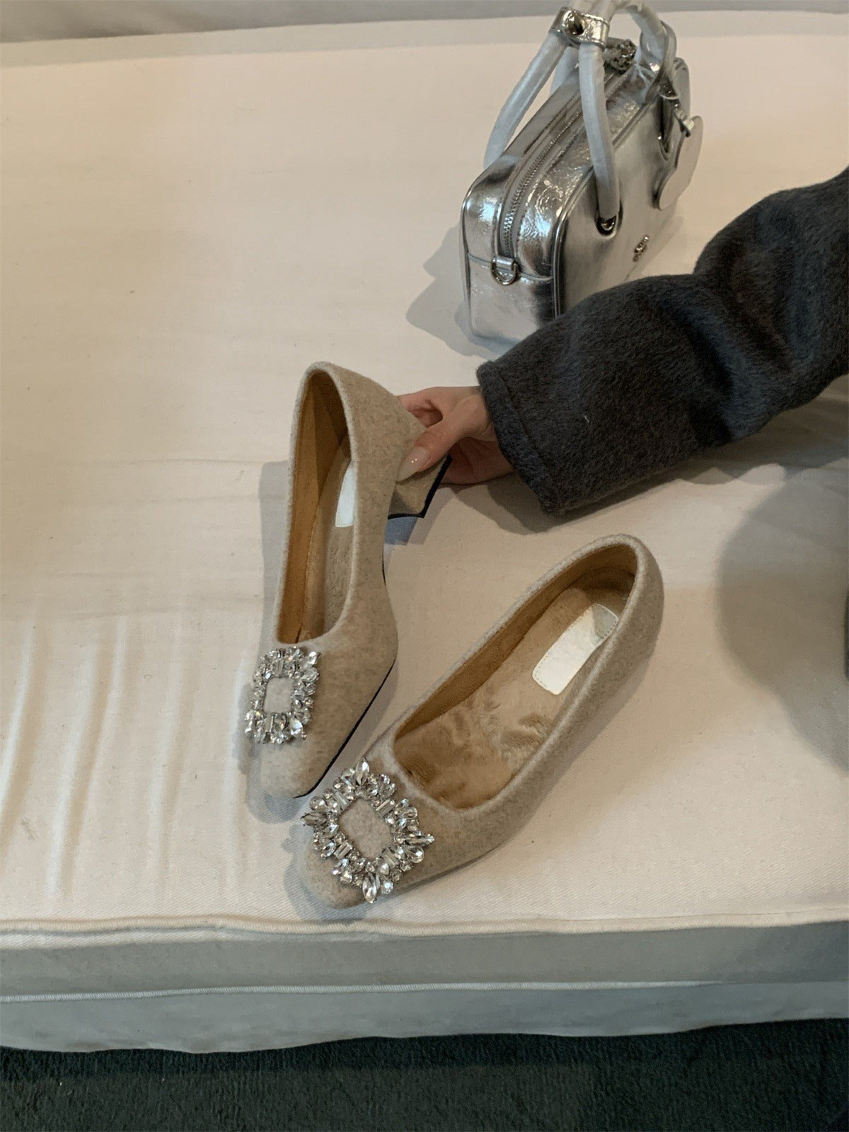 2025 popular autumn and winter new wedding shoes ladyshoes rhinestone square heel Internet celebrity single shoes women's new velvet beanie shoes