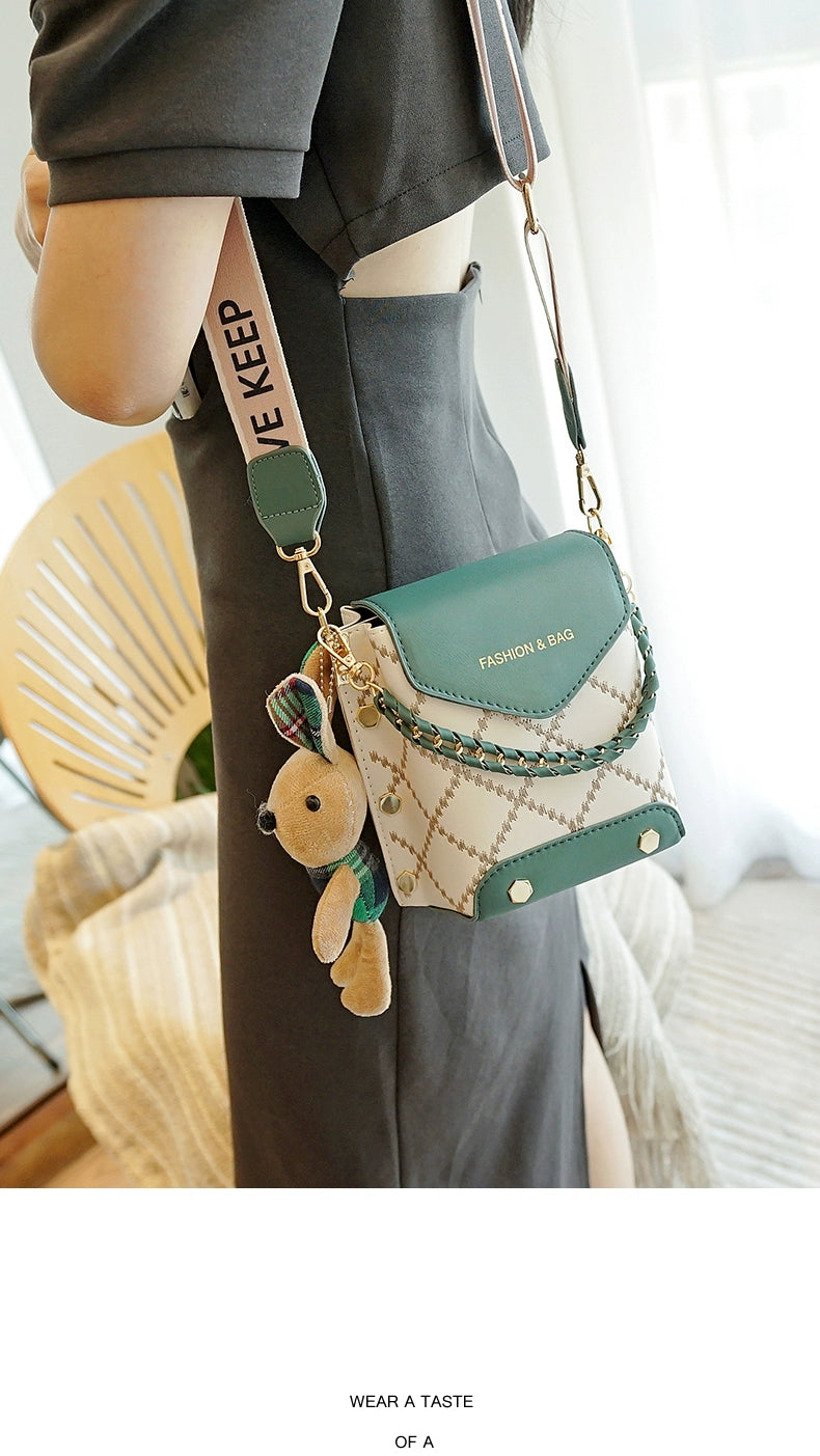 Women's bag 2022 new trendy fashion ins Mori versatile Popular style shoulder messenger bag mobile phone bag Internet celebrity bag
