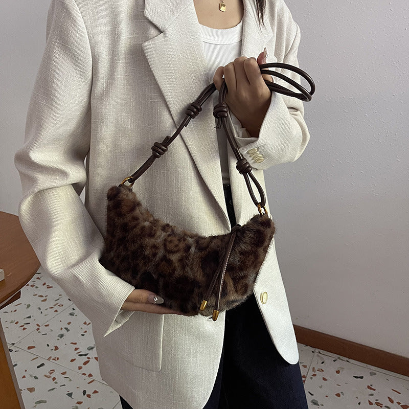 SIXSR 2025 Plush leopard print mini messenger bag popular autumn and winter new fashion Popular style Mao Mao shoulder bag retro personalized dumplings