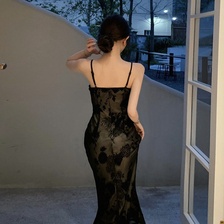 2025 2025 summer retro black lace dress women's high-end temperament v-neck suspender long dress fishtail dress