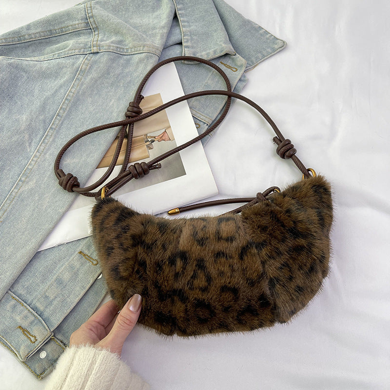 SIXSR 2025 Plush leopard print mini messenger bag popular autumn and winter new fashion Popular style Mao Mao shoulder bag retro personalized dumplings