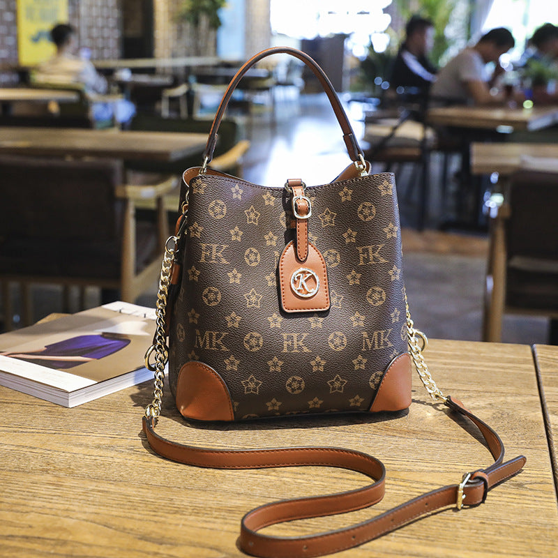 2025 Douyin Kuaishou live broadcast supply, light luxury brand bags, women's versatile old flower bucket bags, large-capacity messenger bags