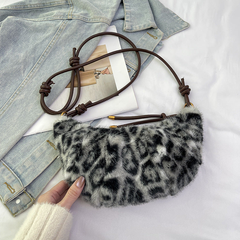 SIXSR 2025 Plush leopard print mini messenger bag popular autumn and winter new fashion Popular style Mao Mao shoulder bag retro personalized dumplings