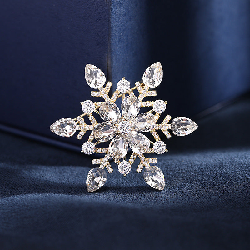 2025 Zircon snowflake brooch niche design sense suit coat jacket accessories corsage new clothing in autumn and winter 2022