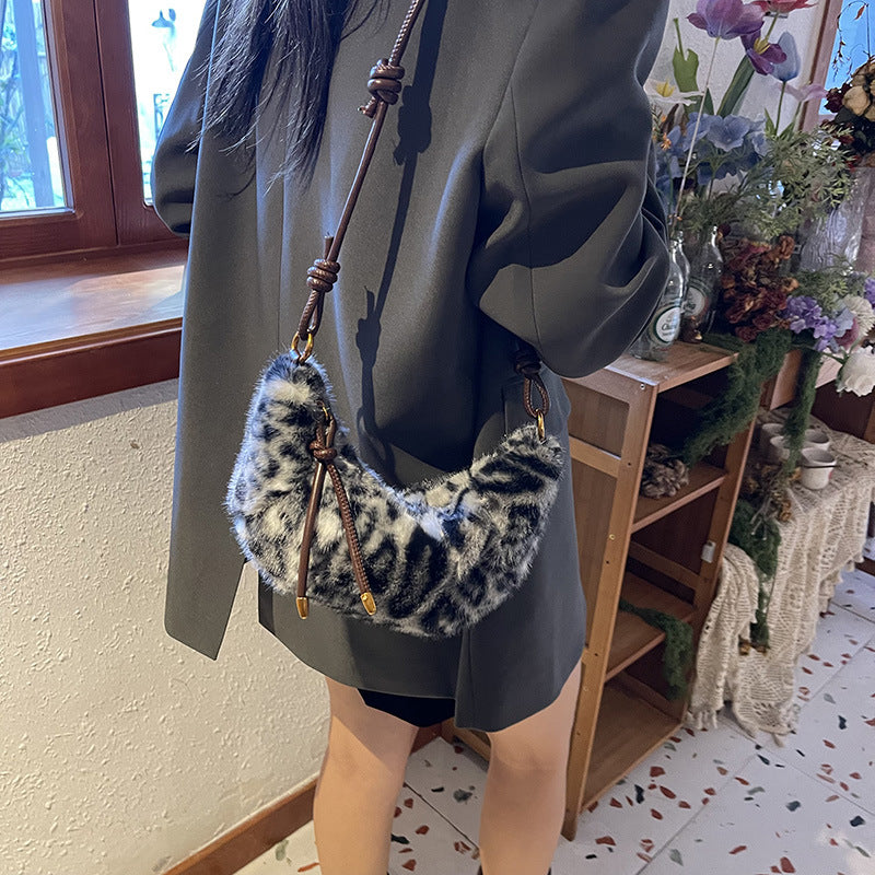 SIXSR 2025 Plush leopard print mini messenger bag popular autumn and winter new fashion Popular style Mao Mao shoulder bag retro personalized dumplings