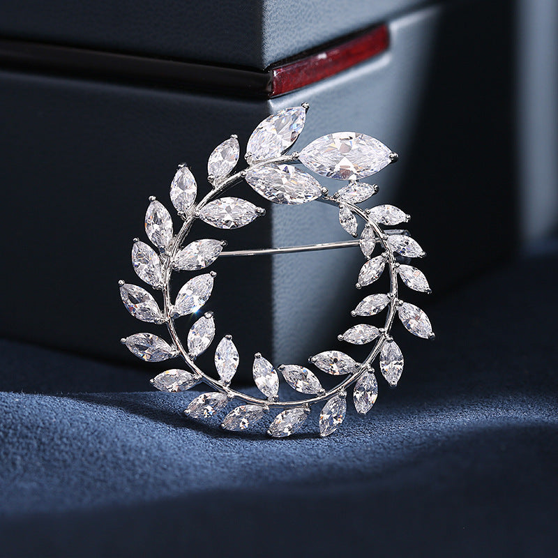 2025 New pin buckle light luxury high sense super flash zircon inlaid leaf corsage autumn and winter clothes accessories wheat ear brooch