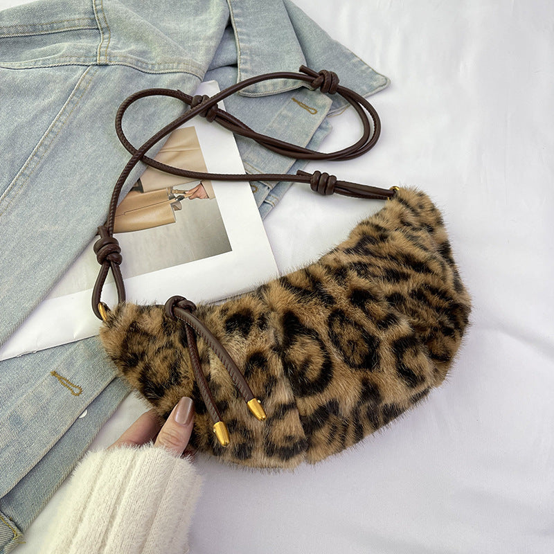 SIXSR 2025 Plush leopard print mini messenger bag popular autumn and winter new fashion Popular style Mao Mao shoulder bag retro personalized dumplings