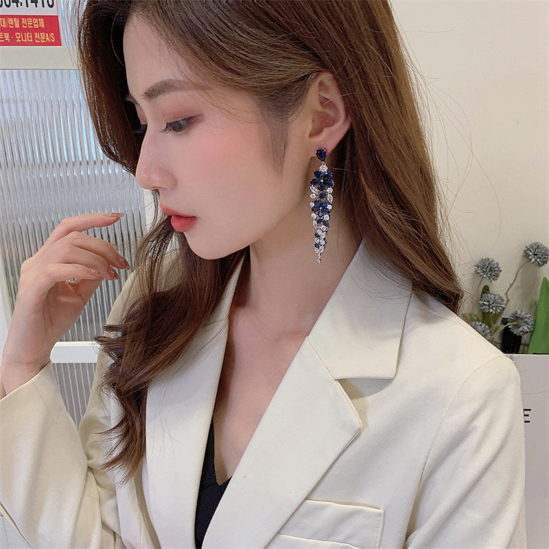 2025 Light luxury and high-end sense exaggerated heavy industry earrings women's dress with modified face, fashionable water drop flower long earrings
