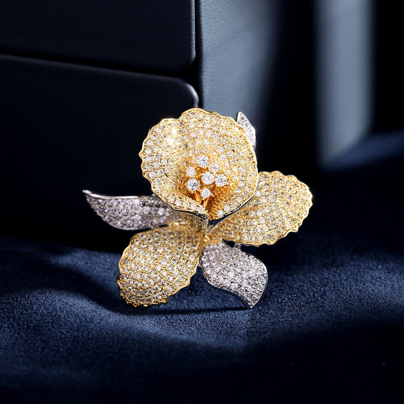 2025 Luxury atmospheric zircon inlaid high-end lily fashion corsage women's three-dimensional flower temperament autumn and winter coat brooch