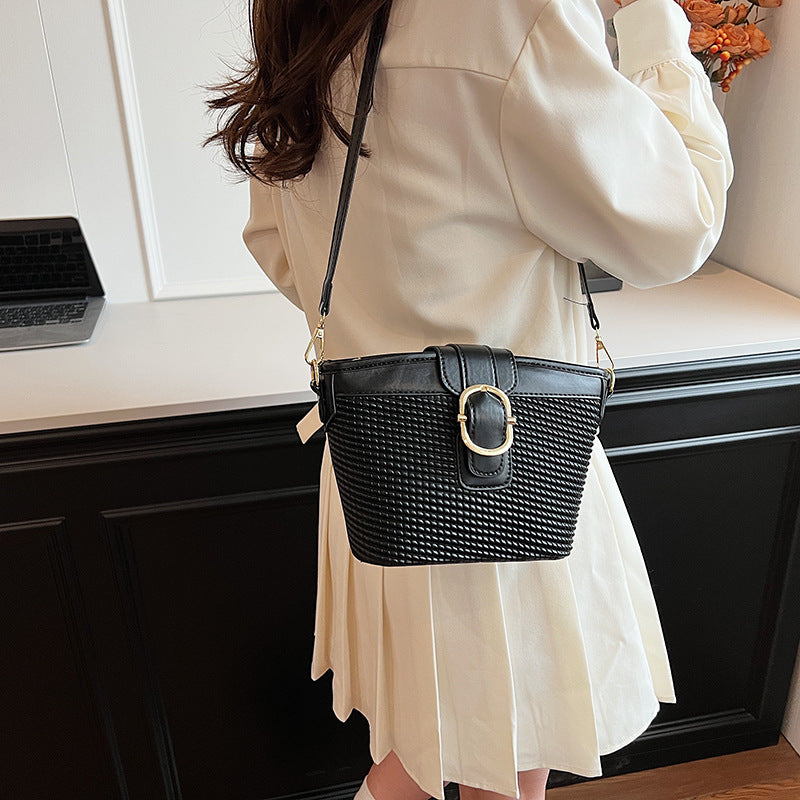 SIXSR 2025 Simple bucket bag women's popular new Korean version ins fashion trend shoulder bag casual trend versatile messenger bag