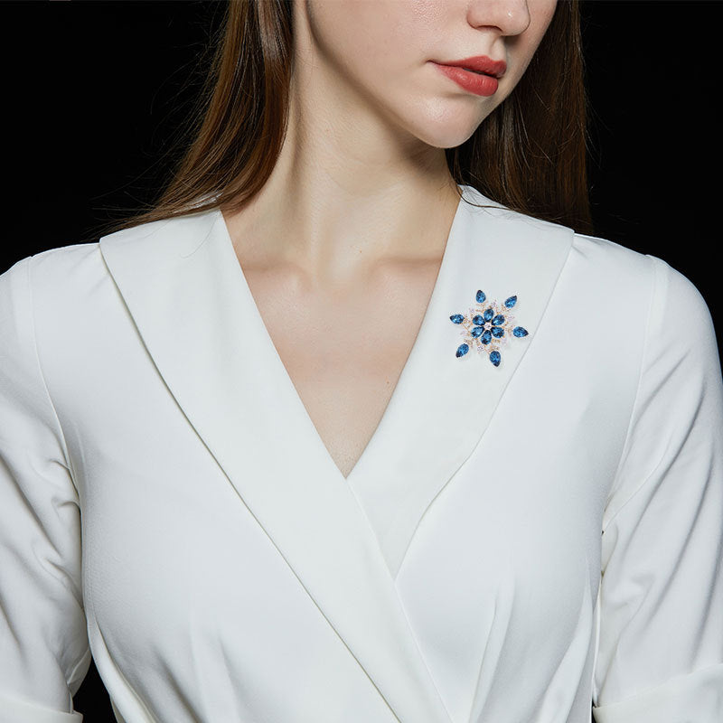 2025 Zircon snowflake brooch niche design sense suit coat jacket accessories corsage new clothing in autumn and winter 2022