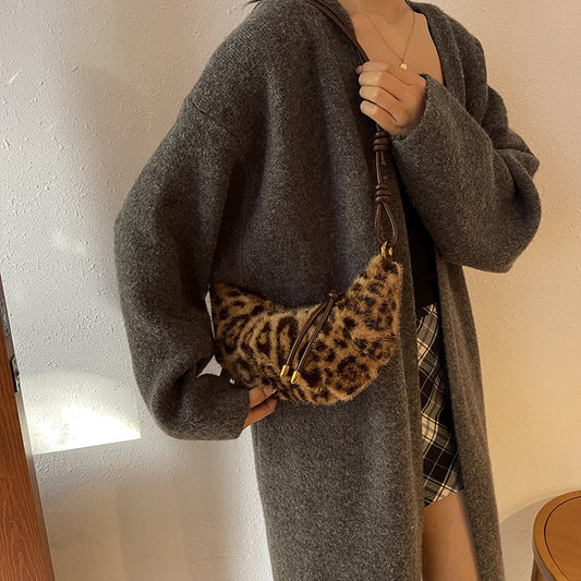SIXSR 2025 Plush leopard print mini messenger bag popular autumn and winter new fashion Popular style Mao Mao shoulder bag retro personalized dumplings